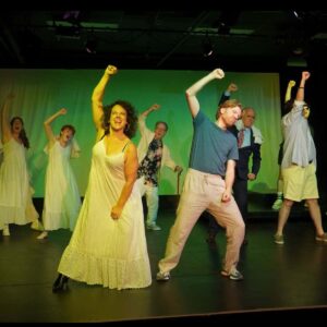 Amusement en plein air dans « Beaucoup de bruit pour rien » de la compagnie de théâtre Ardeo