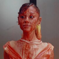 Ariana Grande dit qu&rsquo;elle aime le clip « Petal » « de tout mon cœur » après qu&rsquo;il ait suscité une controverse