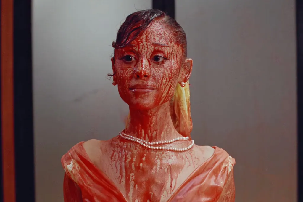Ariana Grande dit qu'elle aime le clip "Petal" "de tout mon cœur" après qu'il ait suscité une controverse