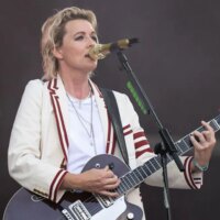 Brandi Carlile reporte sa tournée au Royaume-Uni et en Europe en invoquant des « circonstances personnelles »