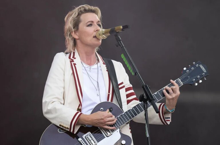 Brandi Carlile reporte sa tournée au Royaume-Uni et en Europe en invoquant des « circonstances personnelles »