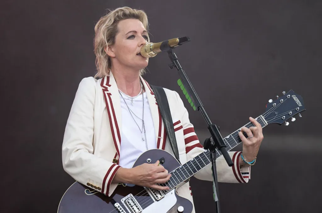 Brandi Carlile reporte sa tournée au Royaume-Uni et en Europe en invoquant des « circonstances personnelles »
