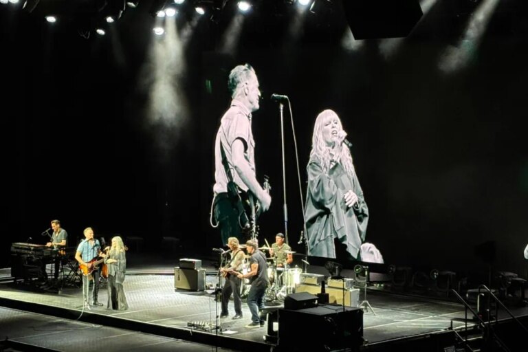 Bryan Adams fait sortir Pat Benatar et Neil Giraldo pour une couverture surprise de Stevie Wonder à Détroit