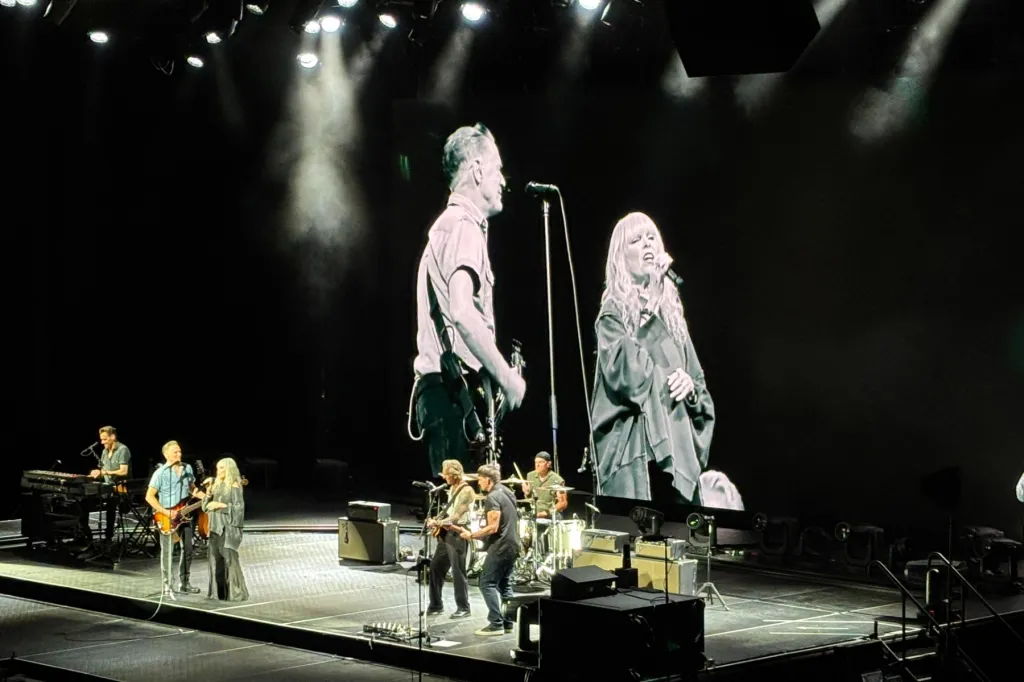Bryan Adams fait sortir Pat Benatar et Neil Giraldo pour une couverture surprise de Stevie Wonder à Détroit