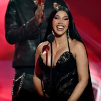 Cardi B plaisante avec ses enfants : ils doivent se battre pour elle quand elle est une « vieille salope » : « Tu m&rsquo;as eu ? »
