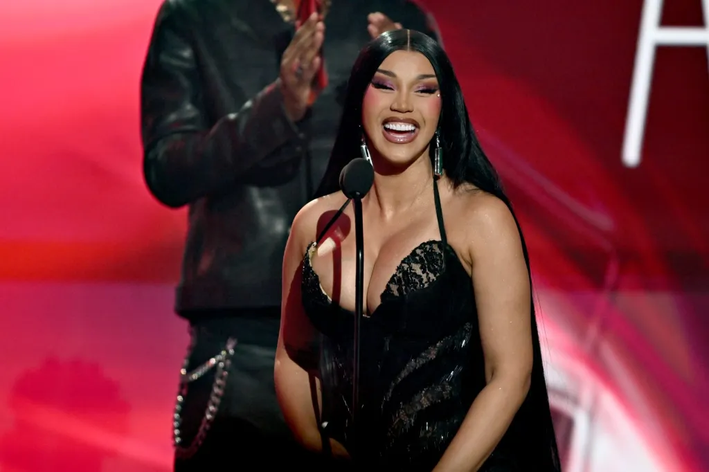 Cardi B plaisante avec ses enfants : ils doivent se battre pour elle quand elle est une « vieille salope » : « Tu m'as eu ? »
