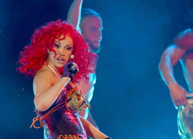 Cardi B relance la querelle de BIA avec une diatribe Spaces après que BIA ait doublé sur Diss Track