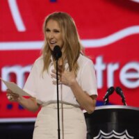 Céline Dion est déterminée à se battre au milieu d&rsquo;un combat de 17 ans contre le syndrome de la personne raide avant son retour sur scène à Paris : « Je vis la vie »