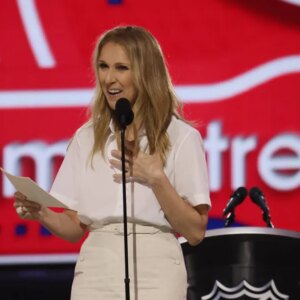Céline Dion est déterminée à se battre au milieu d&rsquo;un combat de 17 ans contre le syndrome de la personne raide avant son retour sur scène à Paris : « Je vis la vie »