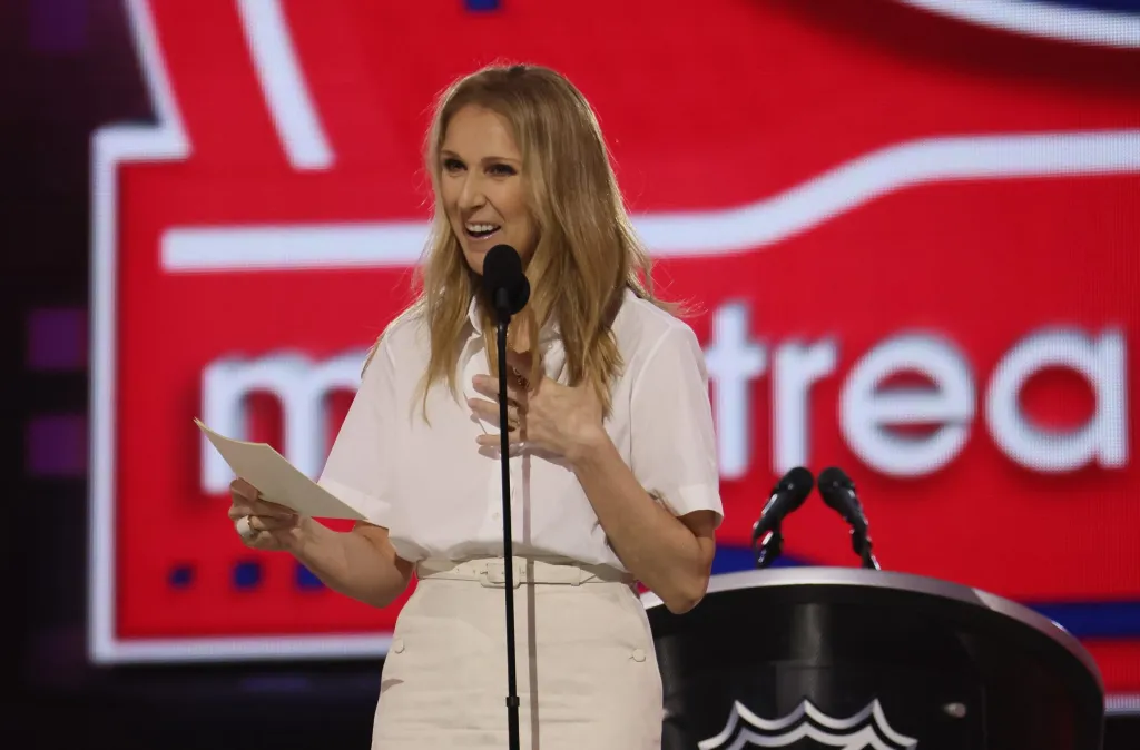 Céline Dion est déterminée à se battre au milieu d'un combat de 17 ans contre le syndrome de la personne raide avant son retour sur scène à Paris : "Je vis la vie"