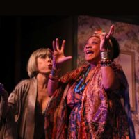Des détours envoûtants dans « Blithe Spirit » au Petit Théâtre d’Alexandrie