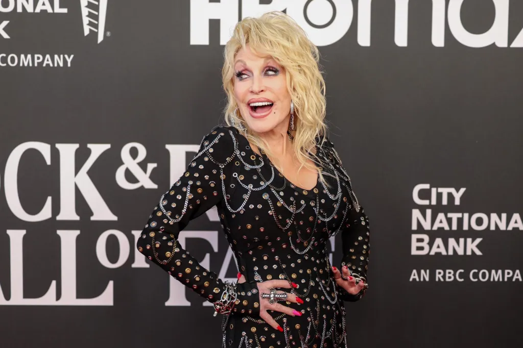 Dolly Parton a choisi sa chanson funéraire il y a plus de dix ans et a laissé une chanson inédite pour être entendue en 2046
