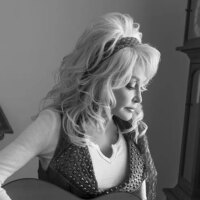 Dolly Parton dit qu&rsquo;elle explore les « performances d&rsquo;avatar »