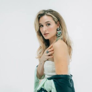 Harper Grace redéfinit l&rsquo;ambiance dans le nouveau single « Underneath the Harvest Moon » : « Vous devez dire à tout le monde que ce n&rsquo;est qu&rsquo;une chanson dansante »