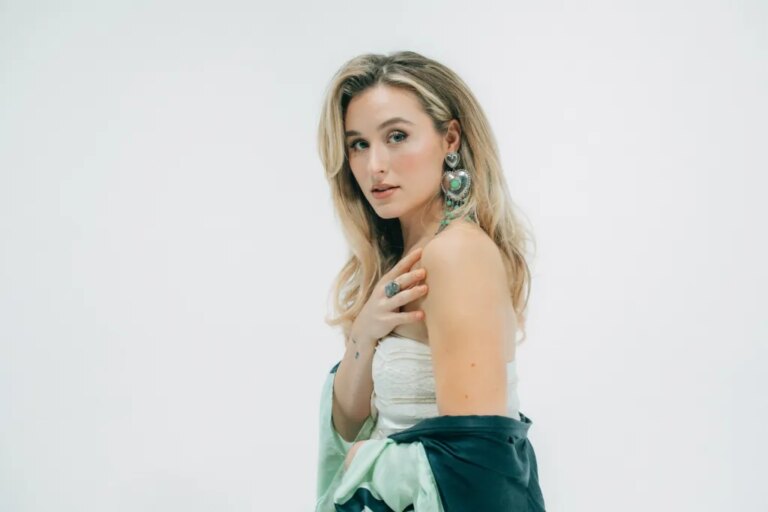 Harper Grace redéfinit l&rsquo;ambiance dans le nouveau single « Underneath the Harvest Moon » : « Vous devez dire à tout le monde que ce n&rsquo;est qu&rsquo;une chanson dansante »