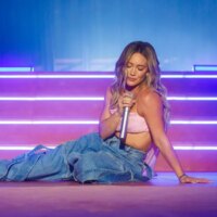 Hilary Duff rend hommage au regretté ex Aaron Carter lors de l&rsquo;arrêt de la tournée Lucky Me à Philadelphie
