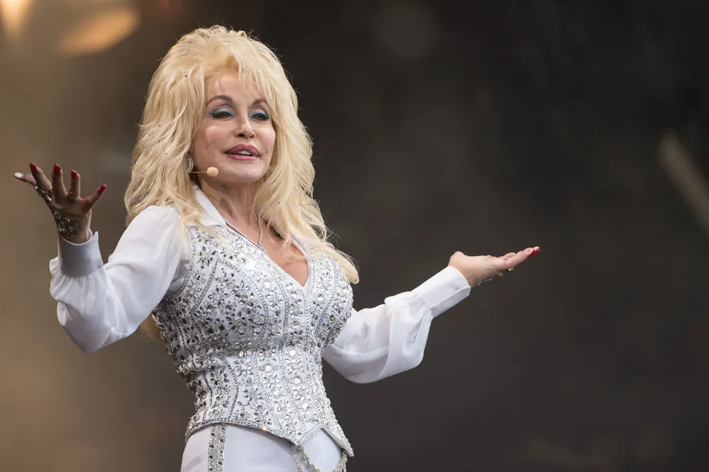 « Il est difficile d'imaginer le monde sans elle » : le Premier ministre australien Anthony Albanese réfléchit à Dolly Parton