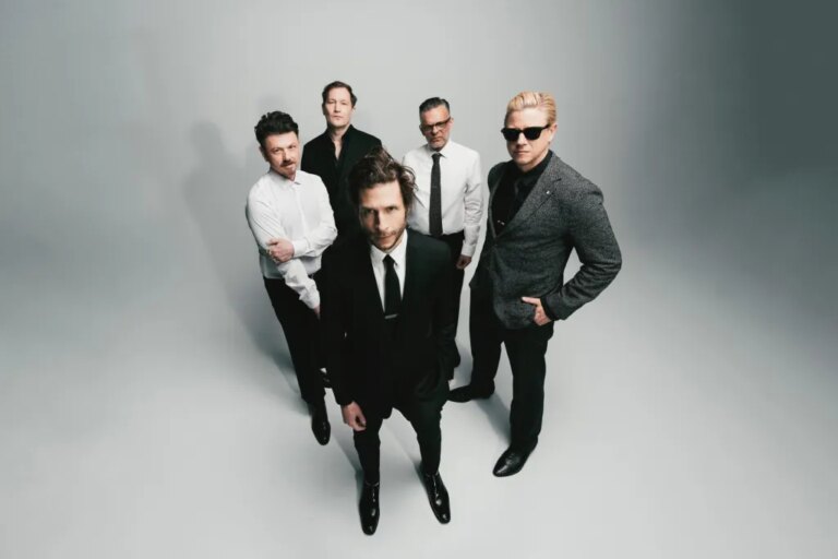 Interpol réfléchit au nouvel album « Expansive & Fresh » « This Mirror Weighs a Ton » et à l&rsquo;enregistrement avec de nouveaux membres et collaborateurs du groupe