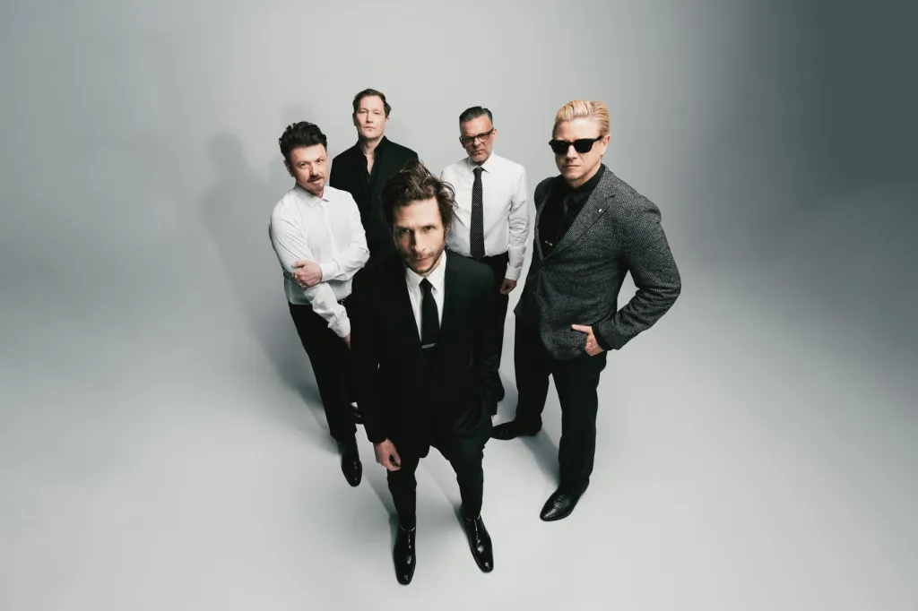 Interpol réfléchit au nouvel album "Expansive & Fresh" "This Mirror Weighs a Ton" et à l'enregistrement avec de nouveaux membres et collaborateurs du groupe