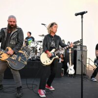La famille All-Star Cretin avec Billie Joe Armstrong de Green Day, Tim Armstrong de Rancid et Travis Barker célèbre le 50e anniversaire des Ramones