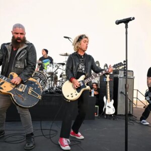 La famille All-Star Cretin avec Billie Joe Armstrong de Green Day, Tim Armstrong de Rancid et Travis Barker célèbre le 50e anniversaire des Ramones