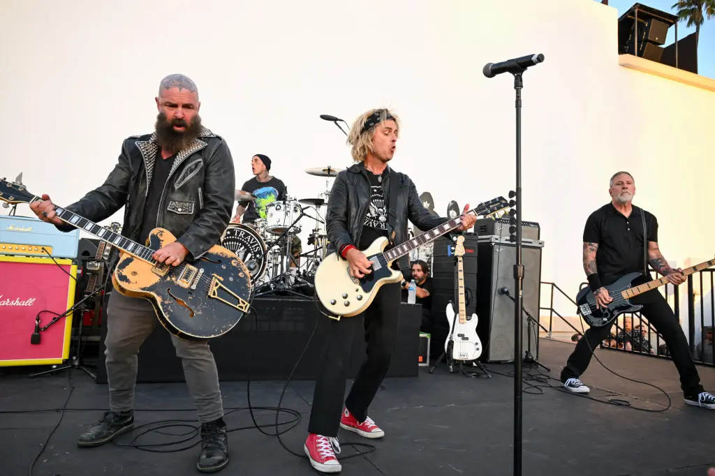 La famille All-Star Cretin avec Billie Joe Armstrong de Green Day, Tim Armstrong de Rancid et Travis Barker célèbre le 50e anniversaire des Ramones