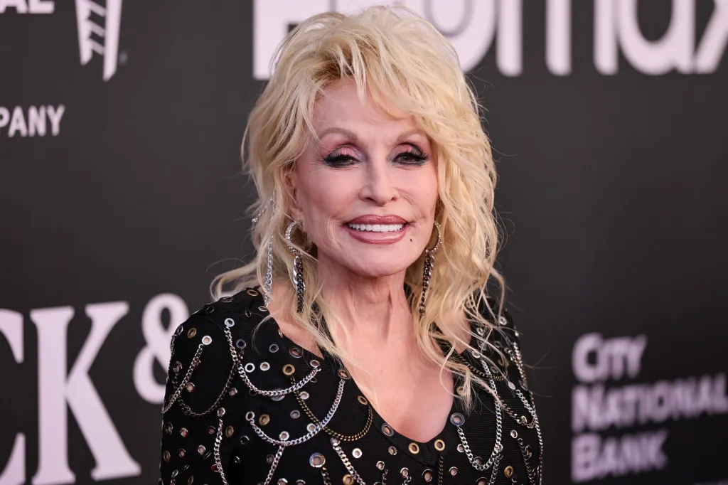L'aéroport de Nashville sera renommé Dolly Parton, annonce le gouverneur du Tennessee