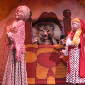 Le délicieux « Le Petit Chaperon Rouge et les 3 Petits Cochons » de Puppet Co. est de retour