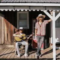 « Le nouveau single &lsquo;Three Minutes of Positivity&rsquo; de LOCASH permet au duo &lsquo;Talkin Bout&rsquo; de faire sa prochaine diffusion radio ». Période.