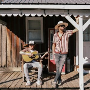 « Le nouveau single &lsquo;Three Minutes of Positivity&rsquo; de LOCASH permet au duo &lsquo;Talkin Bout&rsquo; de faire sa prochaine diffusion radio ». Période.