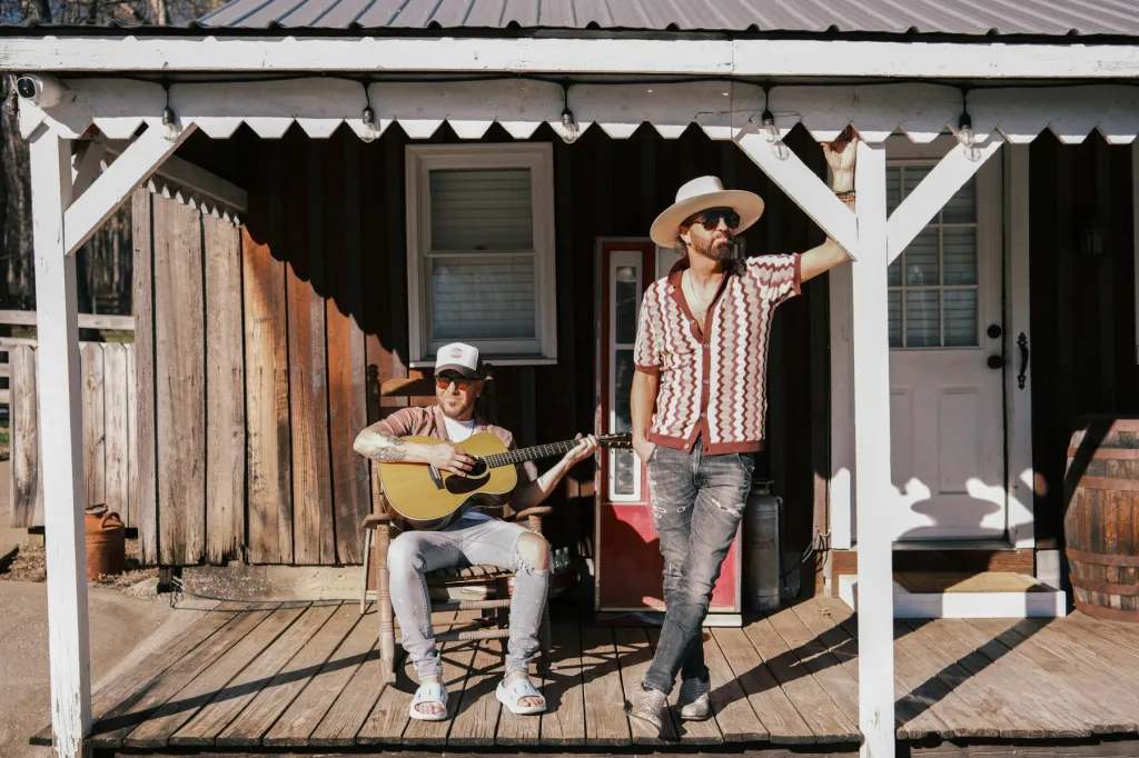 "Le nouveau single 'Three Minutes of Positivity' de LOCASH permet au duo 'Talkin Bout' de faire sa prochaine diffusion radio". Période.