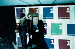 Dusty Hill, Frank Beard et Billy Gibbons de ZZ Top assistent aux VH1 Fashion Awards au Madison Square Garden de New York le 24 octobre 1997.