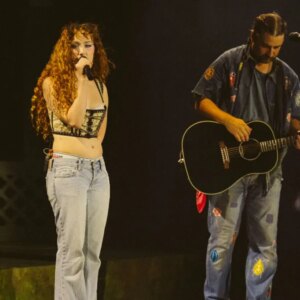 Noah Kahan présente Chappell Roan pour une performance surprise « californienne » au Rose Bowl Show