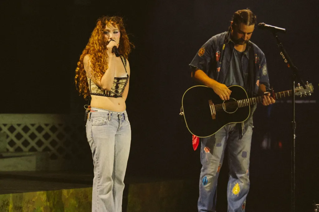 Noah Kahan présente Chappell Roan pour une performance surprise « californienne » au Rose Bowl Show