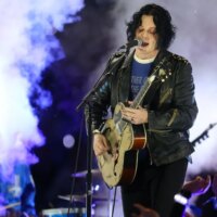 Regardez Jack White reprendre « Jolene » à Londres quelques heures après la mort de Dolly Parton : « Instant Sainthood »