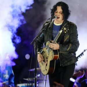 Regardez Jack White reprendre « Jolene » à Londres quelques heures après la mort de Dolly Parton : « Instant Sainthood »