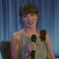 Regardez Taylor Swift dire qu&rsquo;elle se sent « plus fidèle » que jamais à ses racines country et préparez un mash-up surprise pour piano codé par Eras Tour