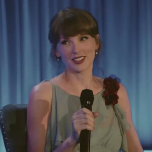 Regardez Taylor Swift dire qu&rsquo;elle se sent « plus fidèle » que jamais à ses racines country et préparez un mash-up surprise pour piano codé par Eras Tour
