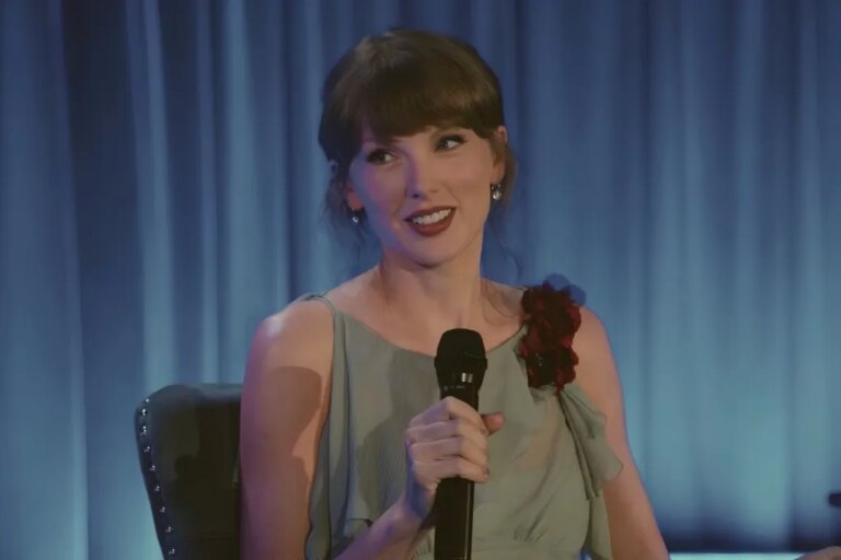 Regardez Taylor Swift dire qu&rsquo;elle se sent « plus fidèle » que jamais à ses racines country et préparez un mash-up surprise pour piano codé par Eras Tour