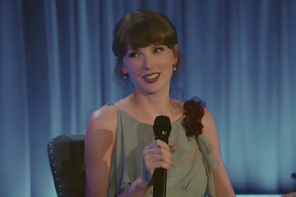 Regardez Taylor Swift dire qu'elle se sent « plus fidèle » que jamais à ses racines country et préparez un mash-up surprise pour piano codé par Eras Tour
