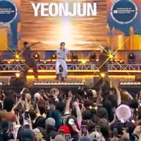 Regardez YEONJUN faire vibrer la scène du concert d&rsquo;été « GMA » avec les morceaux solo « Vanilla », « Talk To You » et « Ice Cream »