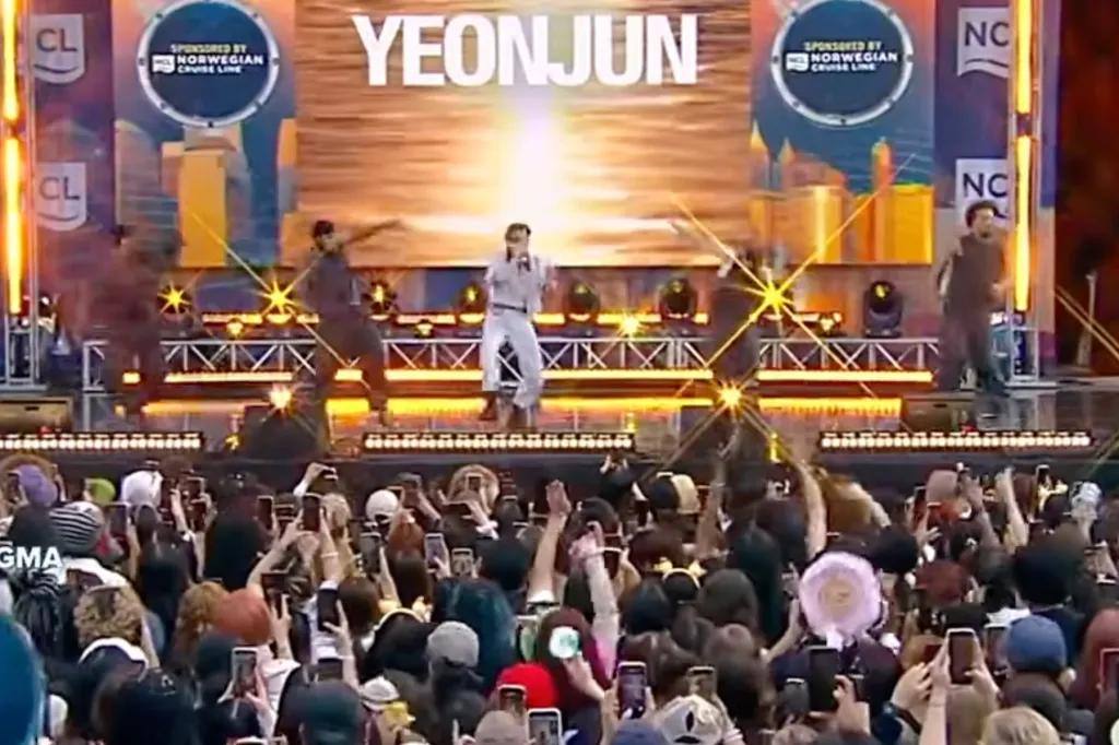 Regardez YEONJUN faire vibrer la scène du concert d'été « GMA » avec les morceaux solo « Vanilla », « Talk To You » et « Ice Cream »