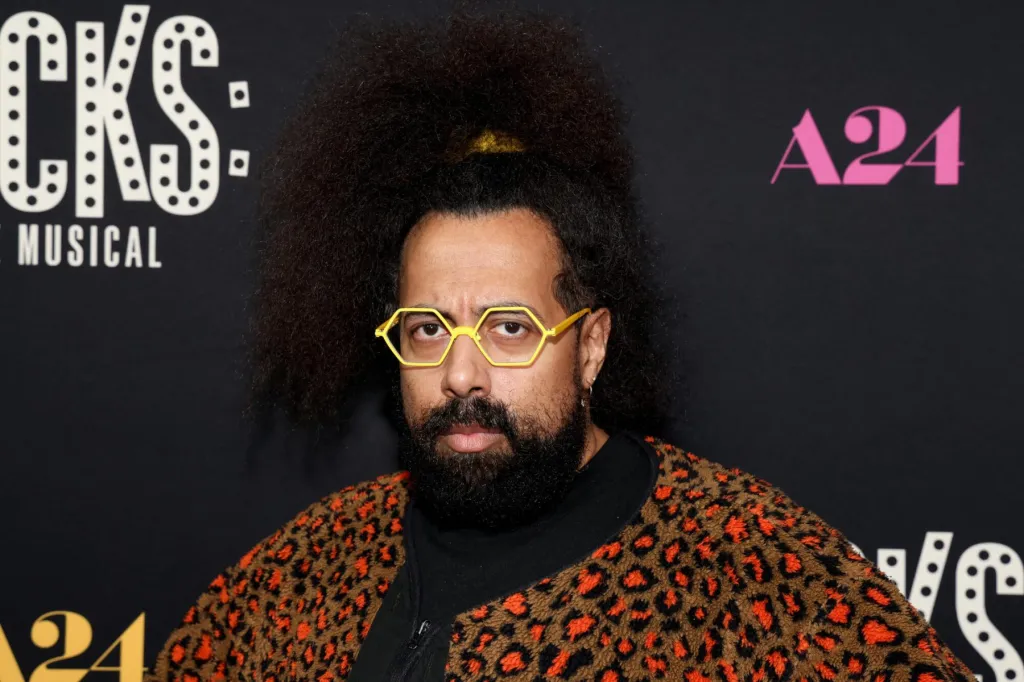 Reggie Watts a été exclu des festivals d'introduction de podcasts et de comédies après un rapport faisant état d'un comportement dérangeant dans les relations amoureuses