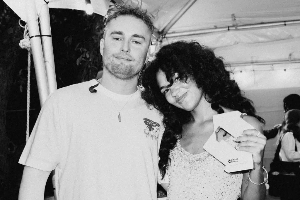 "Rein Me In" de Sam Fender et Olivia Dean marque une 21e semaine record au n°1