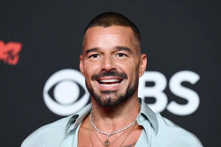 Ricky Martin célèbre le 18e anniversaire de ses jumeaux avec une photo de retour : « Les amours de ma vie »