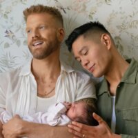 Scott Hoying et son mari Mark de Pentatonix amènent leur petite fille avec eux pour le nouvel album pour enfants « Little Birdie&rsquo;s Big Symphony »