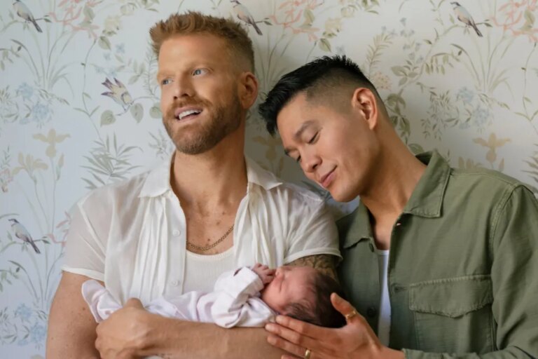 Scott Hoying et son mari Mark de Pentatonix amènent leur petite fille avec eux pour le nouvel album pour enfants « Little Birdie&rsquo;s Big Symphony »