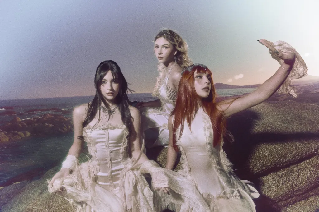 The Warning décompose 5 chansons essentielles du nouvel album «Everything's Falling»