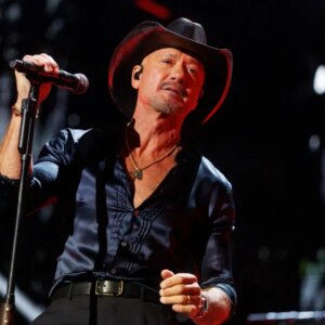Tim McGraw se moque de lui-même après sa chute sur scène au concert de Cincinnati