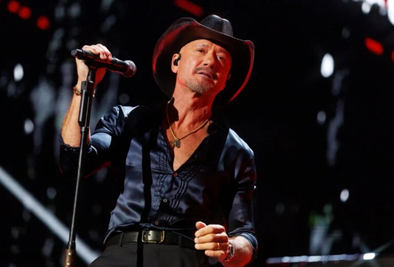 Tim McGraw se moque de lui-même après sa chute sur scène au concert de Cincinnati
